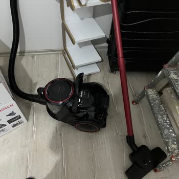 Eksik Süpürge Başlığı Ve Mağaza Personelinin Suçlayıcı Tutumu