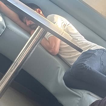 Hijyen Ve Düzen Kırılıyor Vapurdaki Koltuklarda Ayakkabılı Yatanlar