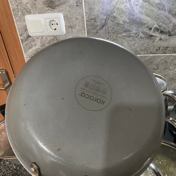 Karaca Tava Hem Yapışıyor Hem de Üzerinde Oluşan Lekeler Ne Yaptıysam Çıkmıyor