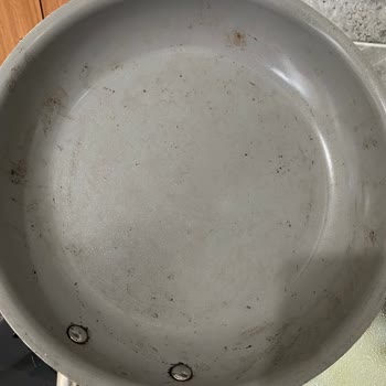 Karaca Tava Hem Yapışıyor Hem de Üzerinde Oluşan Lekeler Ne Yaptıysam Çıkmıyor