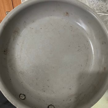 Karaca Tava Hem Yapışıyor Hem de Üzerinde Oluşan Lekeler Ne Yaptıysam Çıkmıyor