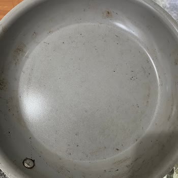 Karaca Tava Hem Yapışıyor Hem de Üzerinde Oluşan Lekeler Ne Yaptıysam Çıkmıyor