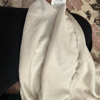 Üç Kez Giyilen Tişörtte Hemen Yırtılma Ve Değişim Talebi