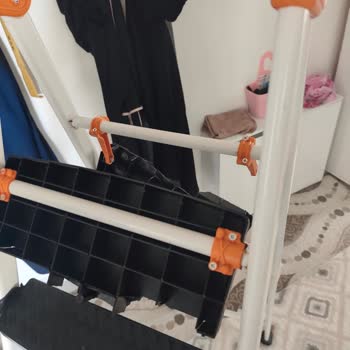 Plastik Merdivenin Kırılması Nedeniyle Düşüş Ve Yaralanma