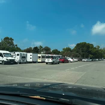 Lara Plajı Otoparkını Karavanlar İşgal Ediyor, Yol Güvenliği Tehlikede