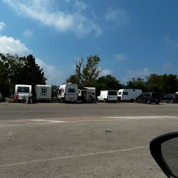 Lara Plajı Otoparkını Karavanlar İşgal Ediyor, Yol Güvenliği Tehlikede
