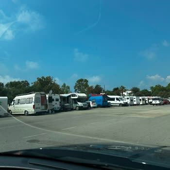 Lara Plajı Otoparkını Karavanlar İşgal Ediyor, Yol Güvenliği Tehlikede