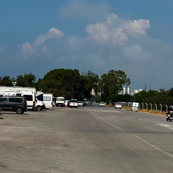Lara Plajı Otoparkını Karavanlar İşgal Ediyor, Yol Güvenliği Tehlikede