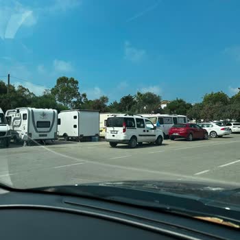 Lara Plajı Otoparkını Karavanlar İşgal Ediyor, Yol Güvenliği Tehlikede