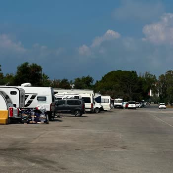 Lara Plajı Otoparkını Karavanlar İşgal Ediyor, Yol Güvenliği Tehlikede