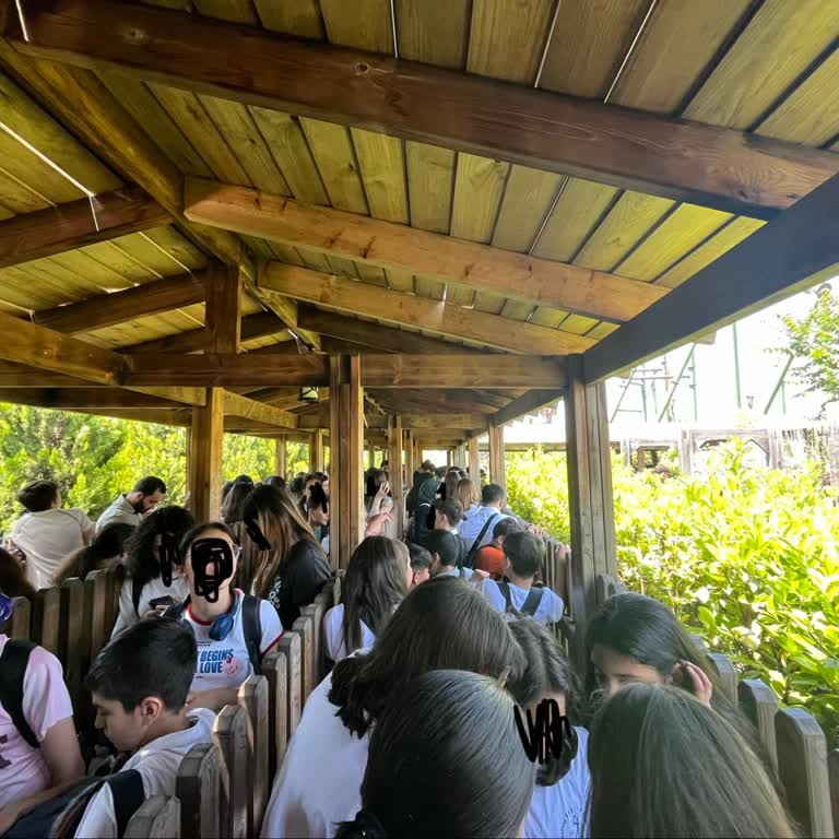 Vialand'ta VIP Biletli Ziyaretçilerin Önceliği Bilgilendirilmediği İçin Uzun Bekleme Süreleri