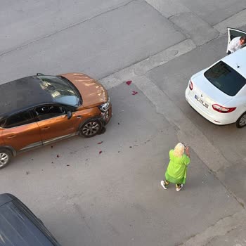 Yeşilbahçe 1481 Ve 1475 Sokak Kavşağında Hız Kesici Ve Trafik Levhası Eksikliği Güvenlik Tehlikesi