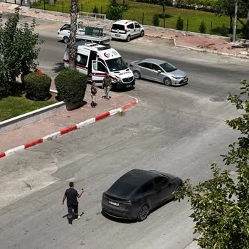 Yeşilbahçe 1481 Ve 1475 Sokak Kavşağında Hız Kesici Ve Trafik Levhası Eksikliği Güvenlik Tehlikesi