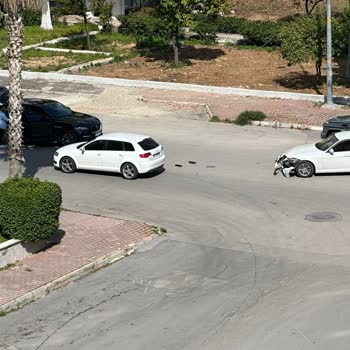 Yeşilbahçe 1481 Ve 1475 Sokak Kavşağında Hız Kesici Ve Trafik Levhası Eksikliği Güvenlik Tehlikesi