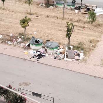 Konya Selçuklu Belediyesi İlyas Sokakta Çöp Kovası Temizlenmemesi Nedeniyle Kötü Koku Olması