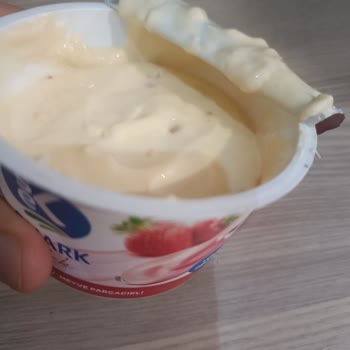 Çilekli Quark Paketi İçinde Kayısı Ve Kinoa Çıktı