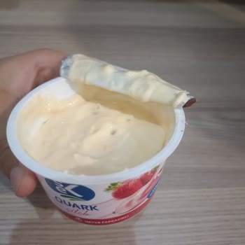Çilekli Quark Paketi İçinde Kayısı Ve Kinoa Çıktı