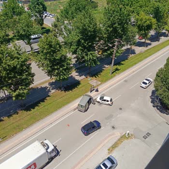 Ukome Ata Caddesi Ve Yaprak Sokak Kavşağında Trafik Işığı Yokluğu Yaya Güvenliğini Tehlikeye Atıyor