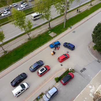 Ukome Ata Caddesi Ve Yaprak Sokak Kavşağında Trafik Işığı Yokluğu Yaya Güvenliğini Tehlikeye Atıyor