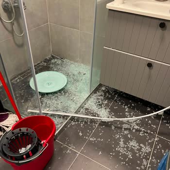 Koçtaş Duşakabin Camı Patladı, Güvenliğimiz İhmal Edildi