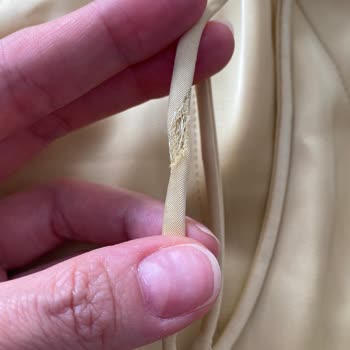 Zara'dan Gelen Lekeli Ve Hasarlı Elbise Şikayeti