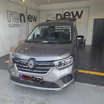 Renault Bayisinde Araç Çizik Ve Kuş Dışkısıyla Teslim Edildi, Çözüm Bekleniyor