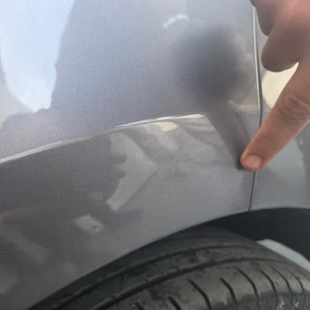Renault Bayisinde Araç Çizik Ve Kuş Dışkısıyla Teslim Edildi, Çözüm Bekleniyor