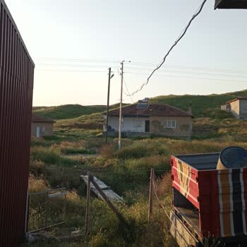 Sökülen Aydınlatma Direğinin Yerine Yeni Direk Ve Elektrik Bağlantısının Derhal Yenilenmesi Talebi