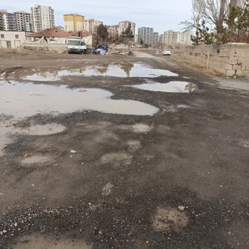 Kayseri Melikgazi Sır Sokağındaki Asfalt Bozulması Ve Sürekli Su Birikintileri İhmali