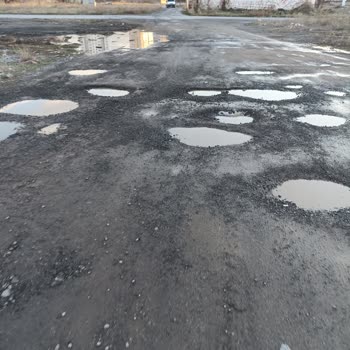 Kayseri Melikgazi Sır Sokağındaki Asfalt Bozulması Ve Sürekli Su Birikintileri İhmali