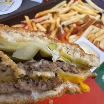 Burger King Şubesinde Buz Gibi Ve Lezzetsiz Yemek İçin Özür Ve Telafi Talebi