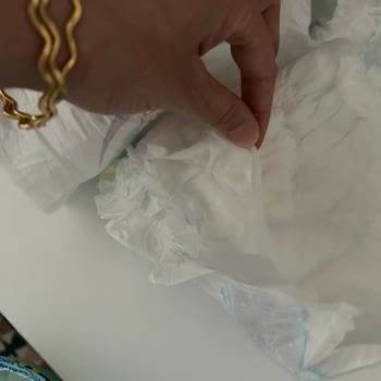 Molfix Bebek Bezinde Yırtık Paket Ve Tuz Benzeri Kalıntı