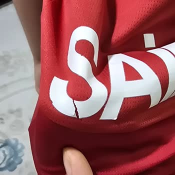 Çocuk Formasındaki İsim Baskısı Hemen Soyuluyor