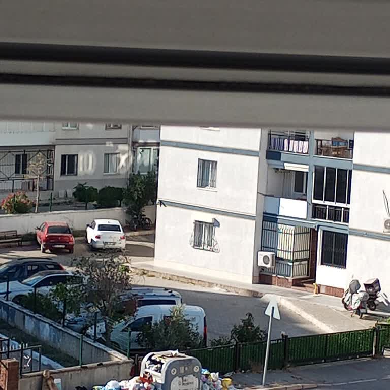 Yörük Ali Caddesi'nde Çöp Toplanmaması Ve Konteyner Eksikliği