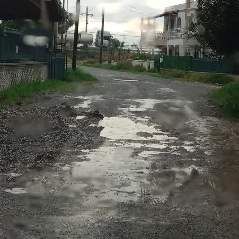 Küçükköy Mahallesindeki Çamurlu Ve Tozlu Sokakta Yol Yapımı İhmal Ediliyor