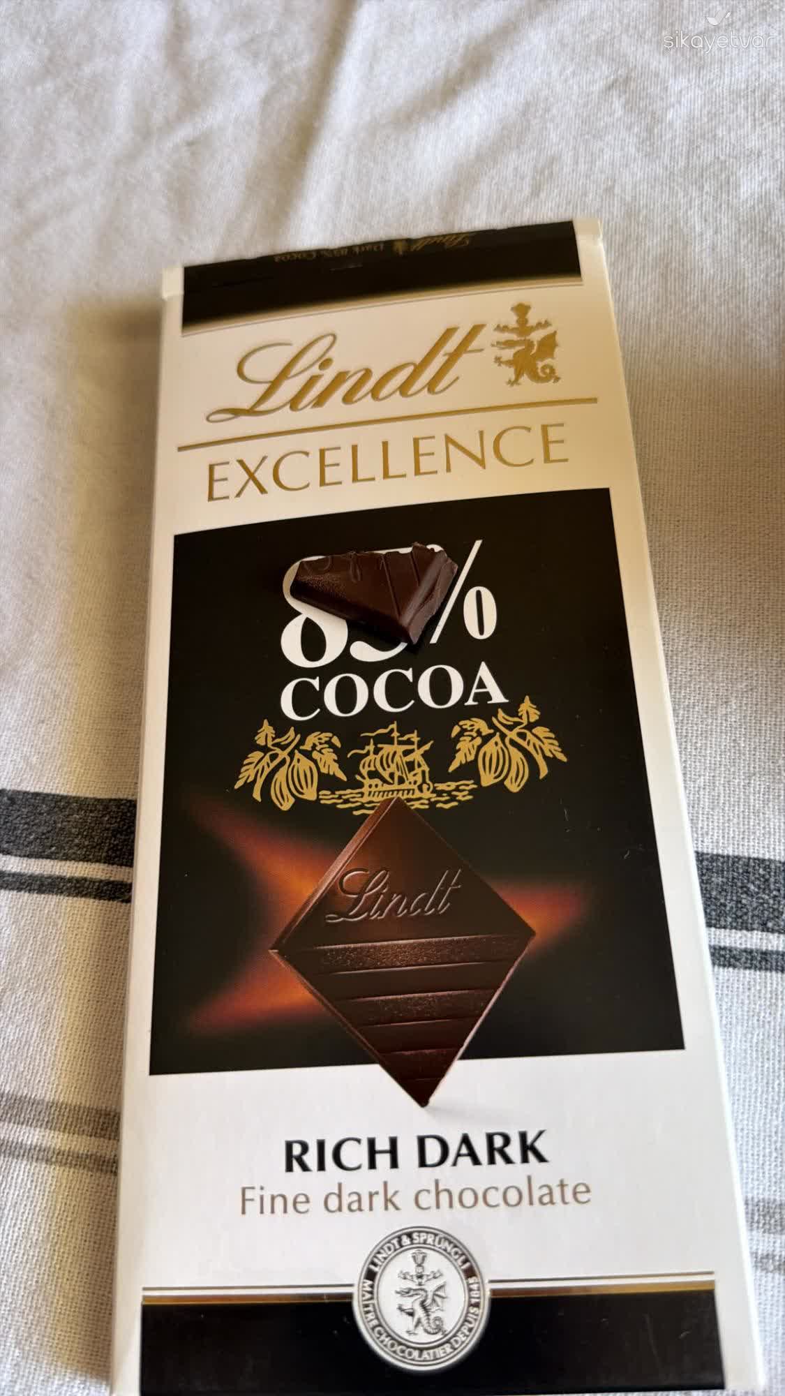 Lindt Çikolata Küçük, Yeşilimsi Bir Plastik Parça Çıktığını Fark