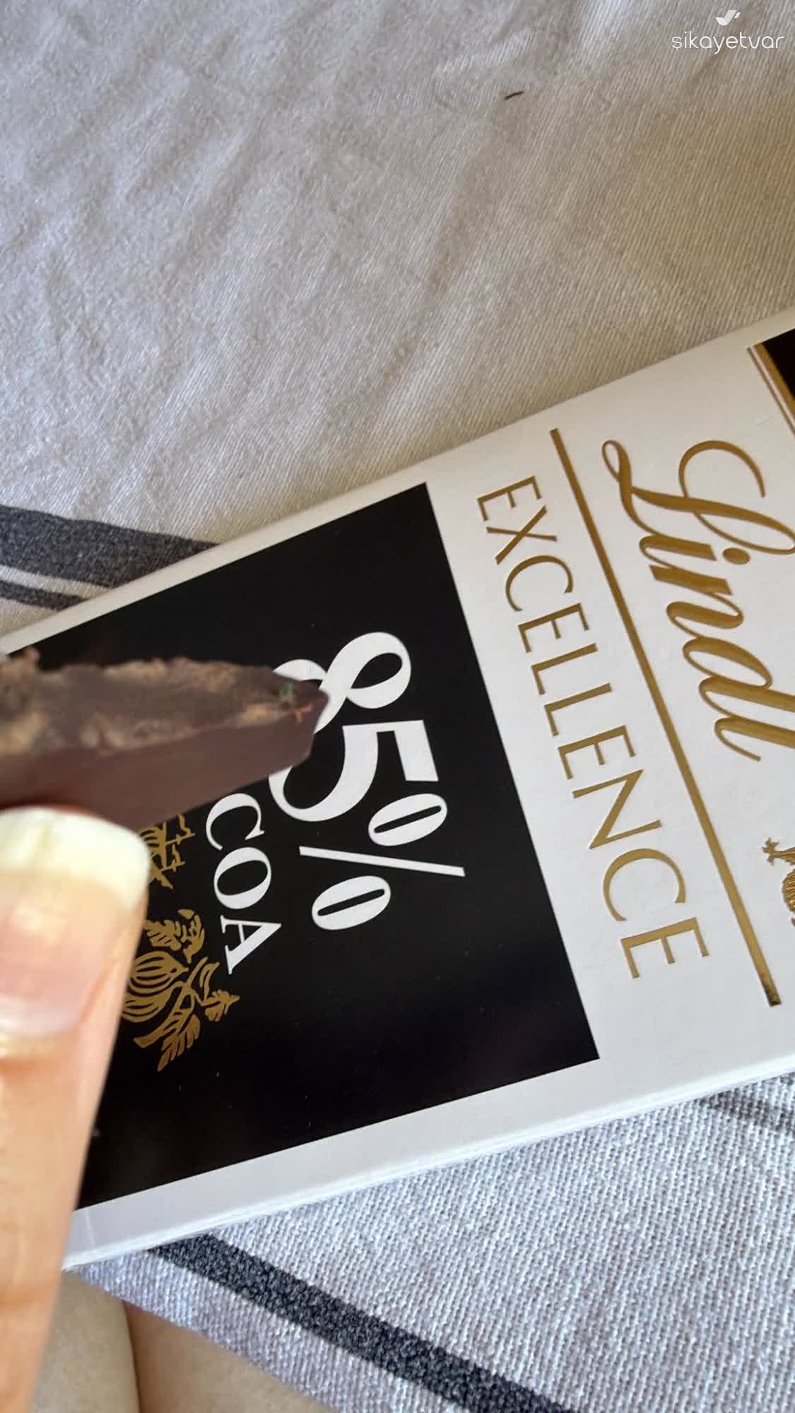 Lindt Çikolata Küçük, Yeşilimsi Bir Plastik Parça Çıktığını Fark