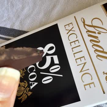 Lindt Çikolata Küçük, Yeşilimsi Bir Plastik Parça Çıktığını Fark Ettik