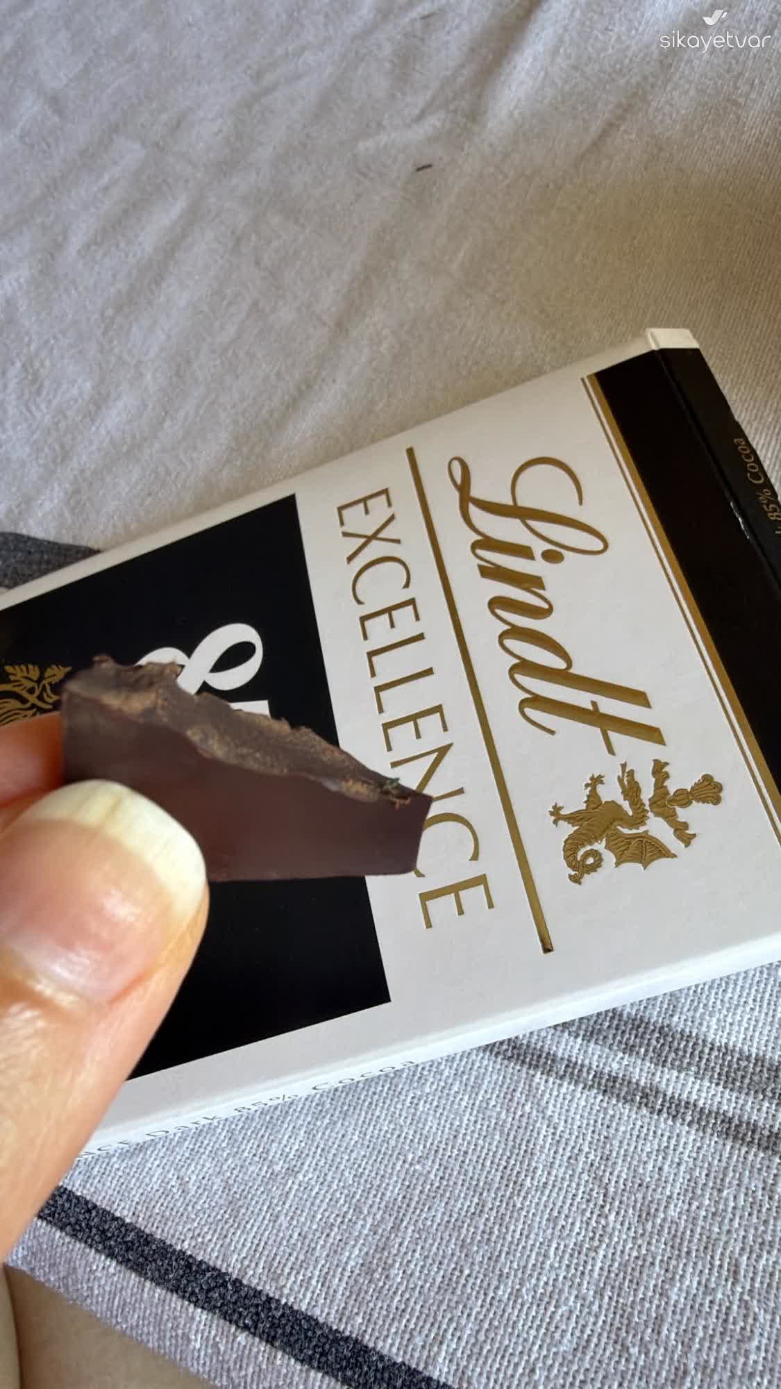 Lindt Çikolata Küçük, Yeşilimsi Bir Plastik Parça Çıktığını Fark