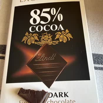 Lindt Excellence Dark Çikolatasında Plastik Parça Bulunması
