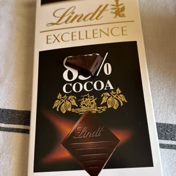 Lindt Excellence Dark Çikolatasında Plastik Parça Bulunması