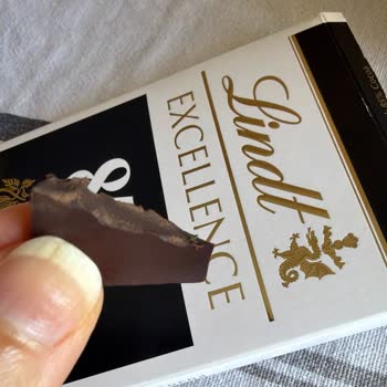 Lindt Excellence Dark Çikolatasında Plastik Parça Bulunması