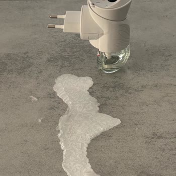 Air Wick Oda Kokusu Şişesinden Sızdı, 20.000 TL Değerindeki Masamın Boyasını Yok Etti
