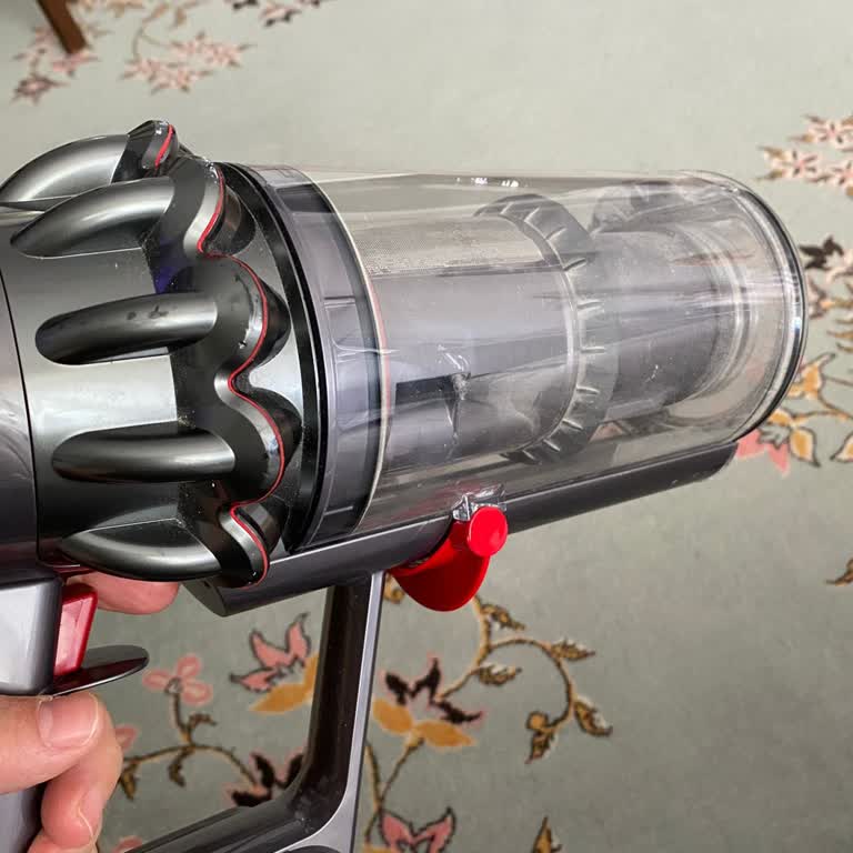 Dyson V10 Süpürge Haznesi Yerinden Çıkıyor, Müşteri Hizmetleri Yardım Etmiyor