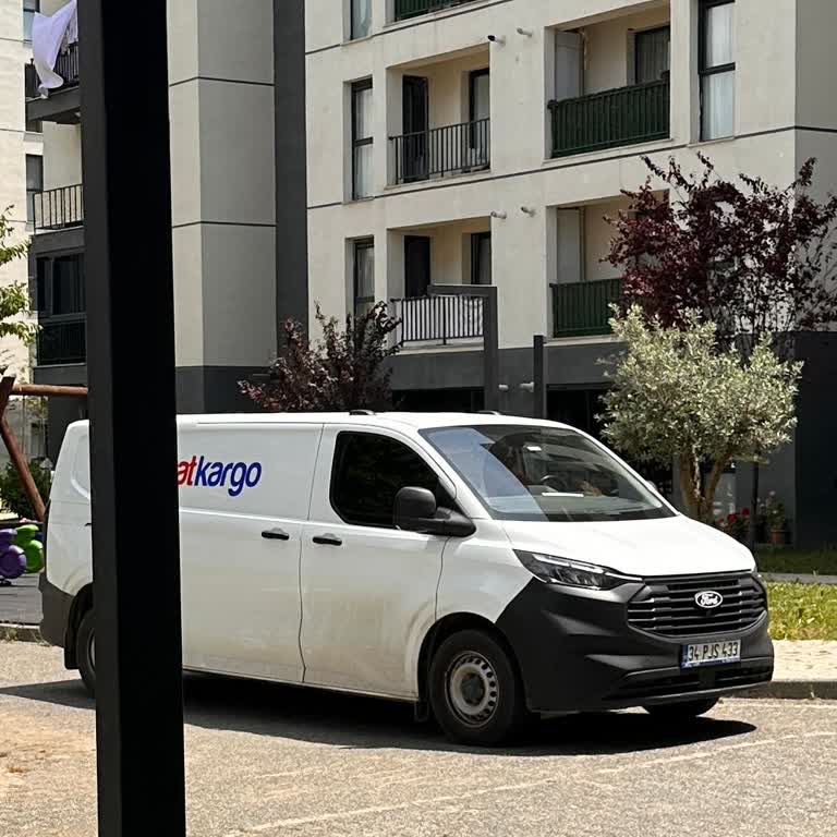 Sürat Kargo Şoförünün Saygısız Davranışı Site Giriş Çıkışını Engelliyor