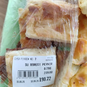 Küflü Su Böreği İçinde Siyah Küf Görüldü