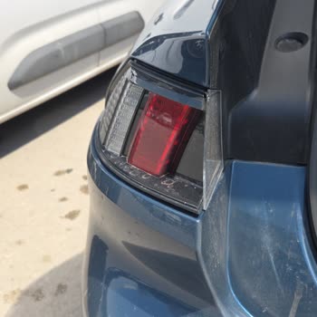 Peugeot 508'de Arka Stop Lambası Camı Yolda Ayrıldı, Güvenlik Tehlikesi