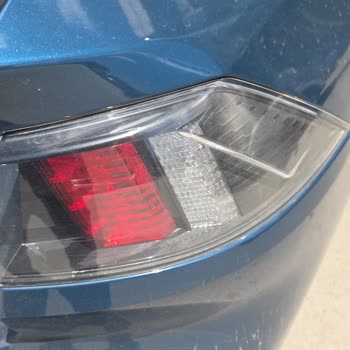Peugeot 508'de Arka Stop Lambası Camı Yolda Ayrıldı, Güvenlik Tehlikesi