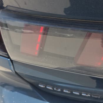 Peugeot 508'de Arka Stop Lambası Camı Yolda Ayrıldı, Güvenlik Tehlikesi