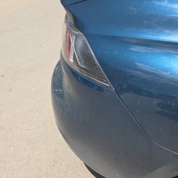 Peugeot 508'de Arka Stop Lambası Camı Yolda Ayrıldı, Güvenlik Tehlikesi